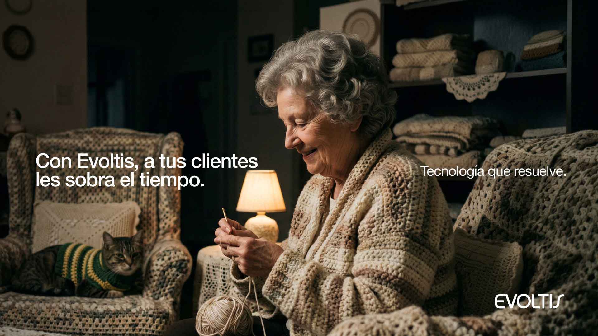 Pieza de la campaña A tus clientes les sobra tiempo de Evoltis con una mujer tejiendo