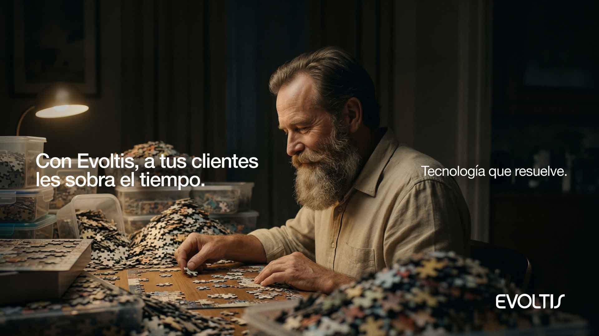 Pieza de la campaña A tus clientes les sobra tiempo con un hombre armando un rompecabezas